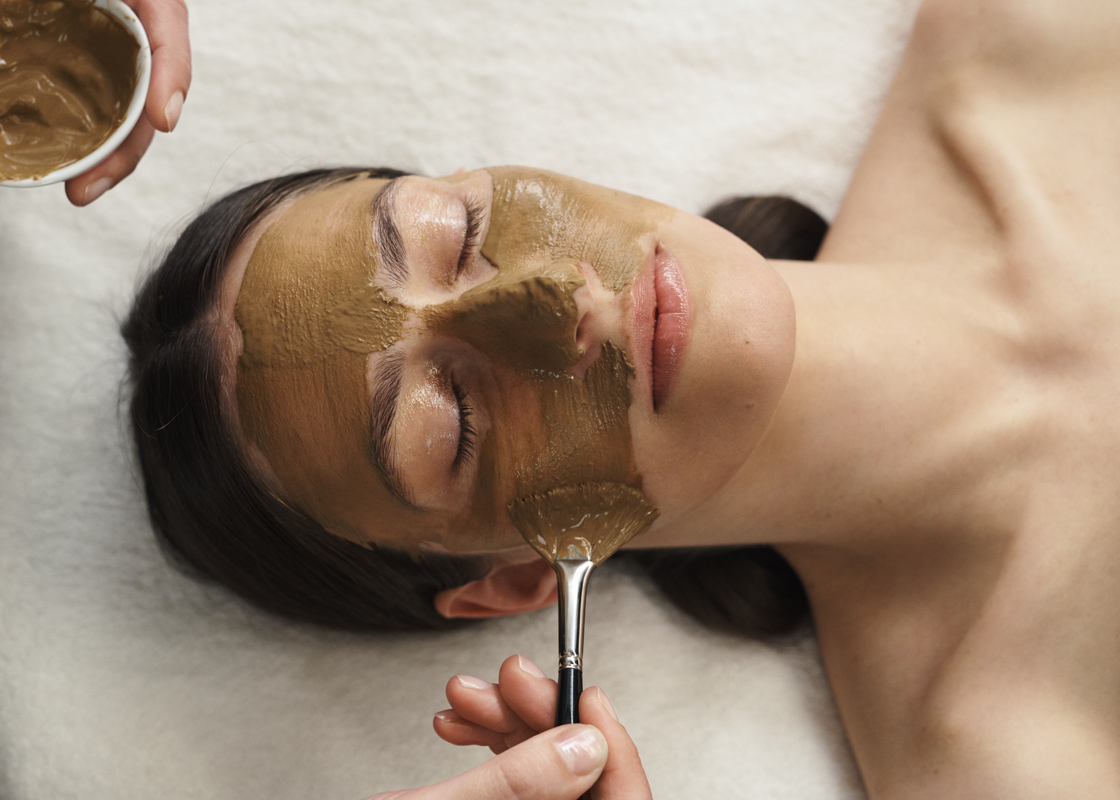 Femme recevant un soin clarifiant du visage Dr Hauschka à Cancale